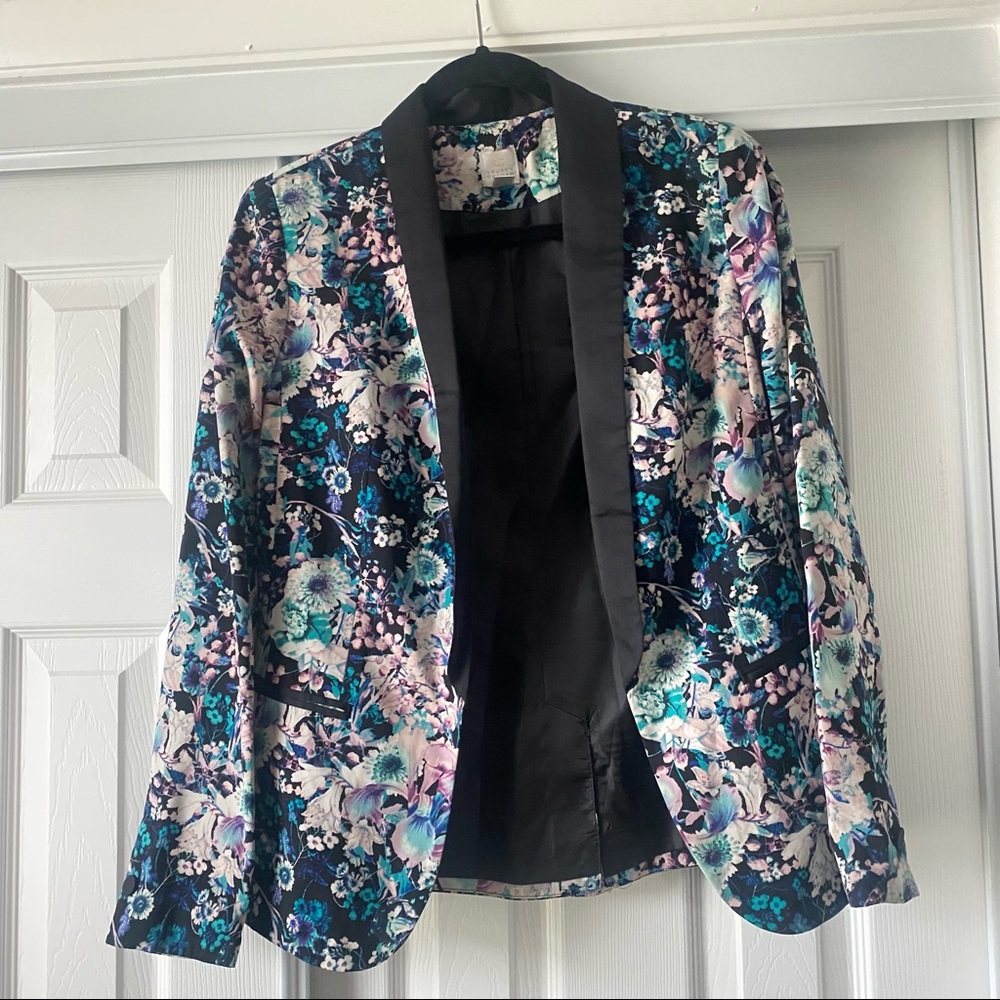 Beautiful floral blazer!